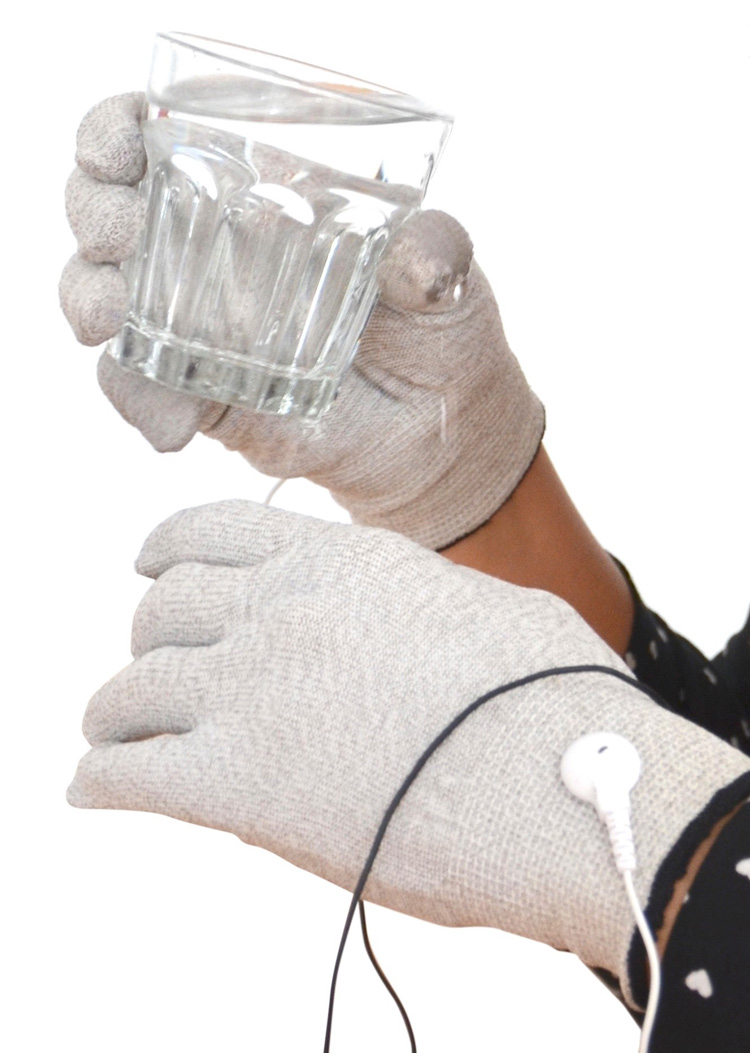 Možnost zažít sníženou citlivost končetin prostřednictvím elektrických rukavic (třes, křeče).